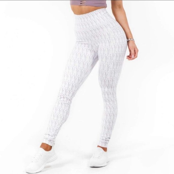 Buff Bunny onyx high rise leggings and crop top in Oasis Print. S top. M bottom. - Picture 16 of 16